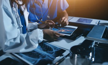 Doktorlar tedavi seçeneklerini tartışmak ve iş arkadaşlarıyla deneyimleri paylaşmak için hastanede toplanıyorlar.