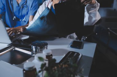 Doktorlar tedavi seçeneklerini tartışmak ve iş arkadaşlarıyla deneyimleri paylaşmak için hastanede toplanıyorlar.