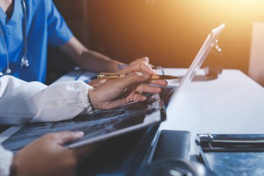 Doktorlar tedavi seçeneklerini tartışmak ve iş arkadaşlarıyla deneyimleri paylaşmak için hastanede toplanıyorlar.