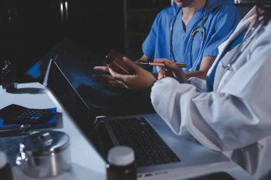 Doktorlar tedavi seçeneklerini tartışmak ve iş arkadaşlarıyla deneyimleri paylaşmak için hastanede toplanıyorlar.