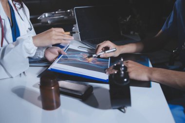 Doktorlar tedavi seçeneklerini tartışmak ve iş arkadaşlarıyla deneyimleri paylaşmak için hastanede toplanıyorlar.