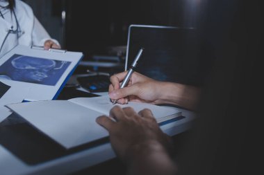 Doktorlar tedavi seçeneklerini tartışmak ve iş arkadaşlarıyla deneyimleri paylaşmak için hastanede toplanıyorlar.