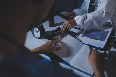 Doktorlar tedavi seçeneklerini tartışmak ve iş arkadaşlarıyla deneyimleri paylaşmak için hastanede toplanıyorlar.