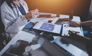 Doktorlar tedavi seçeneklerini tartışmak ve iş arkadaşlarıyla deneyimleri paylaşmak için hastanede toplanıyorlar.