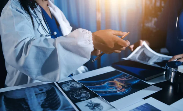 Doktorlar tedavi seçeneklerini tartışmak ve iş arkadaşlarıyla deneyimleri paylaşmak için hastanede toplanıyorlar.