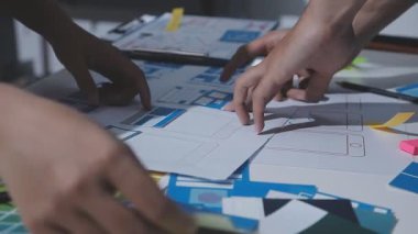 UI UX web tasarımcılarından oluşan bir ekip mobil yanıt veren web siteleri geliştirmek için birlikte çalışıyor. Mobil Mobil Model