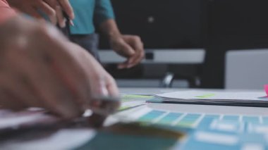 UI UX web tasarımcılarından oluşan bir ekip mobil yanıt veren web siteleri geliştirmek için birlikte çalışıyor. Mobil Mobil Model