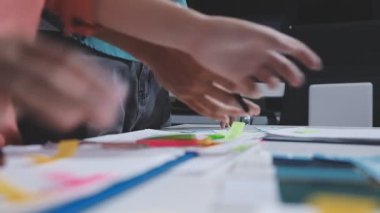 UI UX web tasarımcılarından oluşan bir ekip mobil yanıt veren web siteleri geliştirmek için birlikte çalışıyor. Mobil Mobil Model