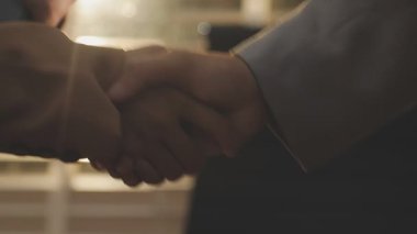 Finansal analistler, şirketlerin başarılı takım çalışmalarının sonuçlarını gösteren bir toplantıda bir dijital tablet planlama yatırım projesinin ticari mali raporlarını analiz ediyorlar..