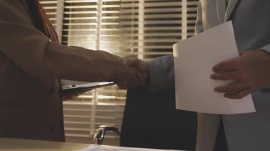 Finansal analistler, şirketlerin başarılı takım çalışmalarının sonuçlarını gösteren bir toplantıda bir dijital tablet planlama yatırım projesinin ticari mali raporlarını analiz ediyorlar..