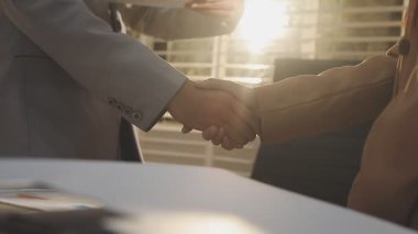 Finansal analistler, şirketlerin başarılı takım çalışmalarının sonuçlarını gösteren bir toplantıda bir dijital tablet planlama yatırım projesinin ticari mali raporlarını analiz ediyorlar..