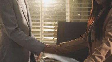 Finansal analistler, şirketlerin başarılı takım çalışmalarının sonuçlarını gösteren bir toplantıda bir dijital tablet planlama yatırım projesinin ticari mali raporlarını analiz ediyorlar..