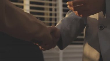 Finansal analistler, şirketlerin başarılı takım çalışmalarının sonuçlarını gösteren bir toplantıda bir dijital tablet planlama yatırım projesinin ticari mali raporlarını analiz ediyorlar..