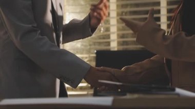 Finansal analistler, şirketlerin başarılı takım çalışmalarının sonuçlarını gösteren bir toplantıda bir dijital tablet planlama yatırım projesinin ticari mali raporlarını analiz ediyorlar..