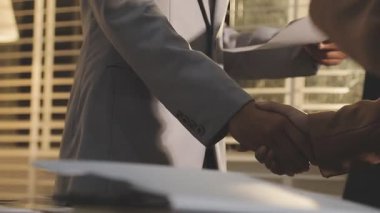 Finansal analistler, şirketlerin başarılı takım çalışmalarının sonuçlarını gösteren bir toplantıda bir dijital tablet planlama yatırım projesinin ticari mali raporlarını analiz ediyorlar..