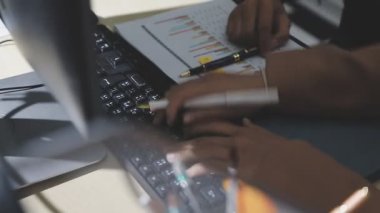 Finansal analistler, şirketlerin başarılı takım çalışmalarının sonuçlarını gösteren bir toplantıda bir dijital tablet planlama yatırım projesinin ticari mali raporlarını analiz ediyorlar..