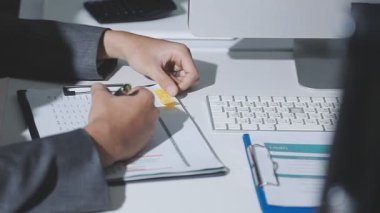 Finansal analistler, şirketlerin başarılı takım çalışmalarının sonuçlarını gösteren bir toplantıda bir dijital tablet planlama yatırım projesinin ticari mali raporlarını analiz ediyorlar..