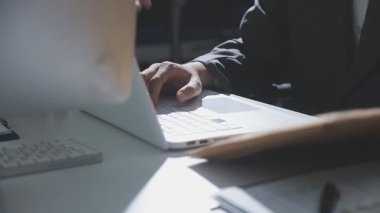 Finansal analistler, şirketlerin başarılı takım çalışmalarının sonuçlarını gösteren bir toplantıda bir dijital tablet planlama yatırım projesinin ticari mali raporlarını analiz ediyorlar..