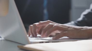 Finansal analistler, şirketlerin başarılı takım çalışmalarının sonuçlarını gösteren bir toplantıda bir dijital tablet planlama yatırım projesinin ticari mali raporlarını analiz ediyorlar..