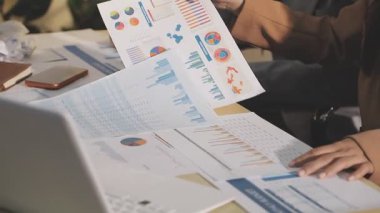 Finansal analistler, şirketlerin başarılı takım çalışmalarının sonuçlarını gösteren bir toplantıda bir dijital tablet planlama yatırım projesinin ticari mali raporlarını analiz ediyorlar..