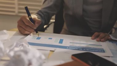 Finansal analistler, şirketlerin başarılı takım çalışmalarının sonuçlarını gösteren bir toplantıda bir dijital tablet planlama yatırım projesinin ticari mali raporlarını analiz ediyorlar..