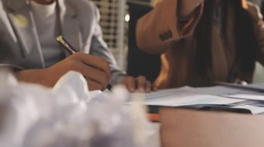 Finansal analistler, şirketlerin başarılı takım çalışmalarının sonuçlarını gösteren bir toplantıda bir dijital tablet planlama yatırım projesinin ticari mali raporlarını analiz ediyorlar..