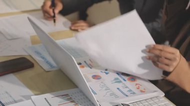 Finansal analistler, şirketlerin başarılı takım çalışmalarının sonuçlarını gösteren bir toplantıda bir dijital tablet planlama yatırım projesinin ticari mali raporlarını analiz ediyorlar..