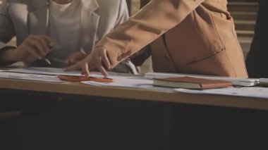 Finansal analistler, şirketlerin başarılı takım çalışmalarının sonuçlarını gösteren bir toplantıda bir dijital tablet planlama yatırım projesinin ticari mali raporlarını analiz ediyorlar..