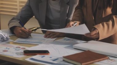 Finansal analistler, şirketlerin başarılı takım çalışmalarının sonuçlarını gösteren bir toplantıda bir dijital tablet planlama yatırım projesinin ticari mali raporlarını analiz ediyorlar..