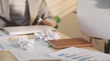 Finansal analistler, şirketlerin başarılı takım çalışmalarının sonuçlarını gösteren bir toplantıda bir dijital tablet planlama yatırım projesinin ticari mali raporlarını analiz ediyorlar..