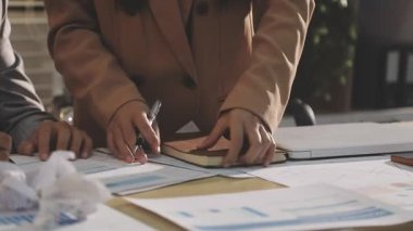 Finansal analistler, şirketlerin başarılı takım çalışmalarının sonuçlarını gösteren bir toplantıda bir dijital tablet planlama yatırım projesinin ticari mali raporlarını analiz ediyorlar..