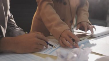 Finansal analistler, şirketlerin başarılı takım çalışmalarının sonuçlarını gösteren bir toplantıda bir dijital tablet planlama yatırım projesinin ticari mali raporlarını analiz ediyorlar..