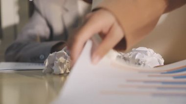 Finansal analistler, şirketlerin başarılı takım çalışmalarının sonuçlarını gösteren bir toplantıda bir dijital tablet planlama yatırım projesinin ticari mali raporlarını analiz ediyorlar..