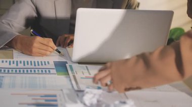 Finansal analistler, şirketlerin başarılı takım çalışmalarının sonuçlarını gösteren bir toplantıda bir dijital tablet planlama yatırım projesinin ticari mali raporlarını analiz ediyorlar..