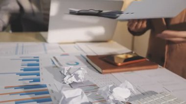 Finansal analistler, şirketlerin başarılı takım çalışmalarının sonuçlarını gösteren bir toplantıda bir dijital tablet planlama yatırım projesinin ticari mali raporlarını analiz ediyorlar..