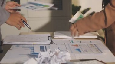 Finansal analistler, şirketlerin başarılı takım çalışmalarının sonuçlarını gösteren bir toplantıda bir dijital tablet planlama yatırım projesinin ticari mali raporlarını analiz ediyorlar..