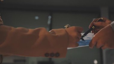 Finansal analistler, şirketlerin başarılı takım çalışmalarının sonuçlarını gösteren bir toplantıda bir dijital tablet planlama yatırım projesinin ticari mali raporlarını analiz ediyorlar..