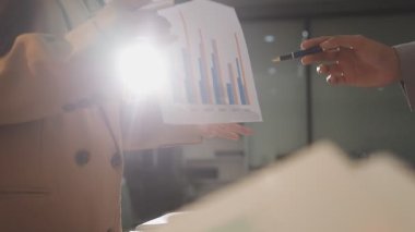 Finansal analistler, şirketlerin başarılı takım çalışmalarının sonuçlarını gösteren bir toplantıda bir dijital tablet planlama yatırım projesinin ticari mali raporlarını analiz ediyorlar..