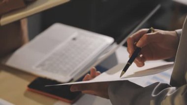 Finansal analistler, şirketlerin başarılı takım çalışmalarının sonuçlarını gösteren bir toplantıda bir dijital tablet planlama yatırım projesinin ticari mali raporlarını analiz ediyorlar..