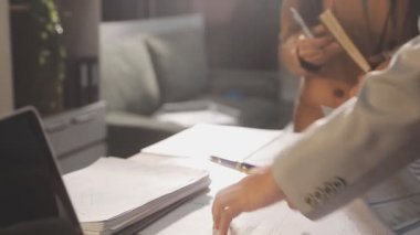 Finansal analistler, şirketlerin başarılı takım çalışmalarının sonuçlarını gösteren bir toplantıda bir dijital tablet planlama yatırım projesinin ticari mali raporlarını analiz ediyorlar..