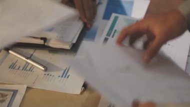 Finansal analistler, şirketlerin başarılı takım çalışmalarının sonuçlarını gösteren bir toplantıda bir dijital tablet planlama yatırım projesinin ticari mali raporlarını analiz ediyorlar..