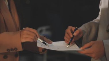 Finansal analistler, şirketlerin başarılı takım çalışmalarının sonuçlarını gösteren bir toplantıda bir dijital tablet planlama yatırım projesinin ticari mali raporlarını analiz ediyorlar..