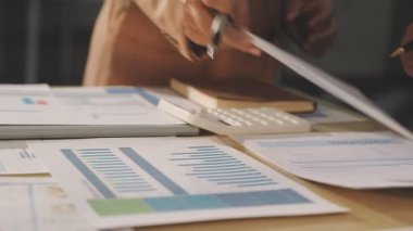 Finansal analistler, şirketlerin başarılı takım çalışmalarının sonuçlarını gösteren bir toplantıda bir dijital tablet planlama yatırım projesinin ticari mali raporlarını analiz ediyorlar..