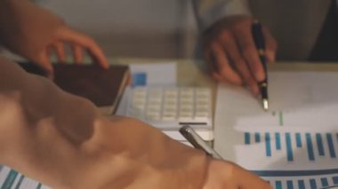 Finansal analistler, şirketlerin başarılı takım çalışmalarının sonuçlarını gösteren bir toplantıda bir dijital tablet planlama yatırım projesinin ticari mali raporlarını analiz ediyorlar..