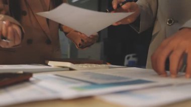 Finansal analistler, şirketlerin başarılı takım çalışmalarının sonuçlarını gösteren bir toplantıda bir dijital tablet planlama yatırım projesinin ticari mali raporlarını analiz ediyorlar..