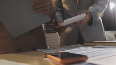 Finansal analistler, şirketlerin başarılı takım çalışmalarının sonuçlarını gösteren bir toplantıda bir dijital tablet planlama yatırım projesinin ticari mali raporlarını analiz ediyorlar..