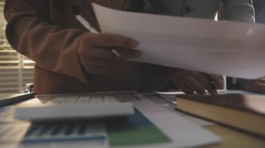 Finansal analistler, şirketlerin başarılı takım çalışmalarının sonuçlarını gösteren bir toplantıda bir dijital tablet planlama yatırım projesinin ticari mali raporlarını analiz ediyorlar..