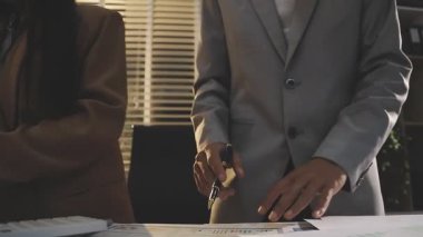 Finansal analistler, şirketlerin başarılı takım çalışmalarının sonuçlarını gösteren bir toplantıda bir dijital tablet planlama yatırım projesinin ticari mali raporlarını analiz ediyorlar..