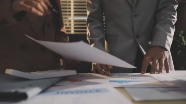 Finansal analistler, şirketlerin başarılı takım çalışmalarının sonuçlarını gösteren bir toplantıda bir dijital tablet planlama yatırım projesinin ticari mali raporlarını analiz ediyorlar..