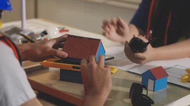 İki mimar planları analiz ediyor ve ofis ortamındaki bir inşaat projesi hakkında detaylı bir tartışmaya girişiyorlar.